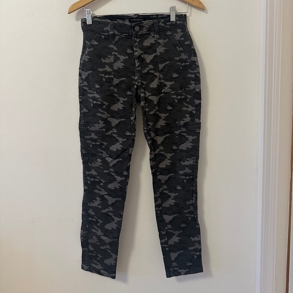 Banana Republic Camo Straight Leg Cargo Pants | Size 2 - Picture 1 of 10